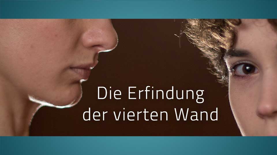 Die Schauspielerin Anni C. Salander durchbricht mit ihrem Blick die vierte Wand.